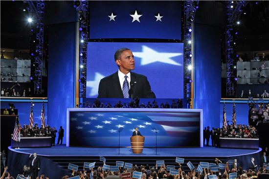 버락 오바마 미국 대통령이 27일(현지시간) 민주당 전당대회에서 힐러리 클린턴을 지지하는 연설을 하고 있다.(사진=AP연합뉴스)
