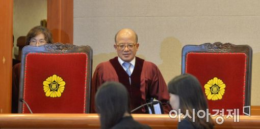 [포토]대심판정 들어서는 박한철 소장