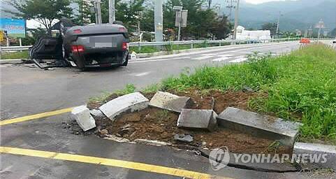 14세 여중생 무면허로 아버지 차 몰다 전복 사고…또래 4명 부상