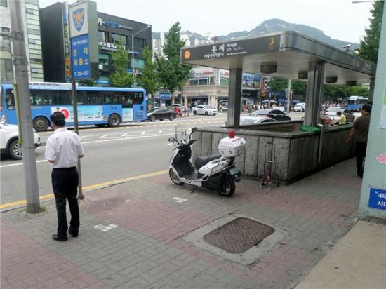 홍제전철역 주변 노점 정비 후 모습