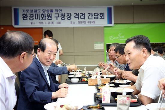 [포토]박홍섭 마포구청장, 환경미화원 건강 관리 당부 