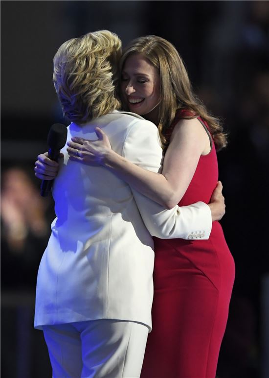 미국 민주당 대선후보 힐러리 클린턴의 딸 첼시 클린턴이 전당대회 마지막 날인 28일(현지시간) 어머니에 대한 찬조연설을 마친 후 어머니와 포옹하고 있다.  (사진=AP연합뉴스)