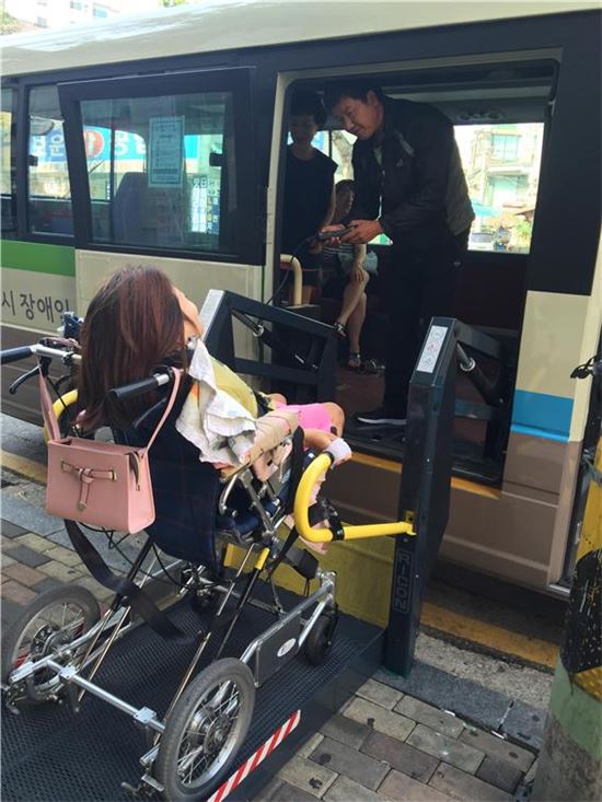 휠체어를 탄 시민이 서울시티투어버스에 탑승하고 있다.