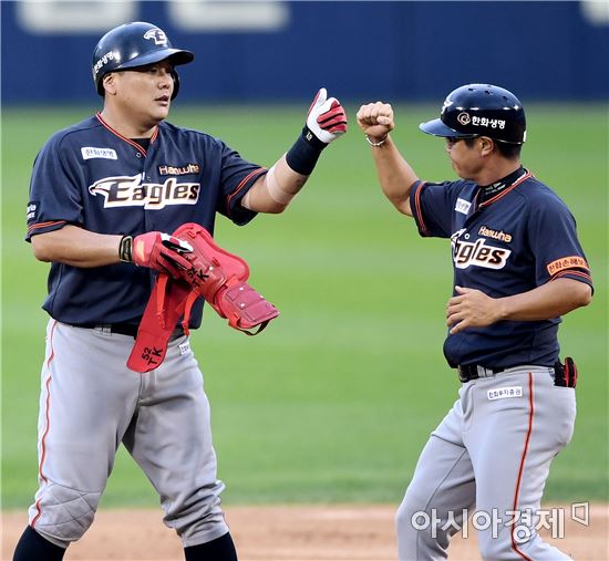 [포토]김태균, '1,600경기 출장 자축하는 2타점 2루타'