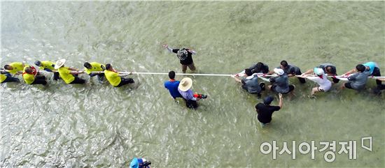 [포토]물속에서 줄다리기하는 장흥군민들