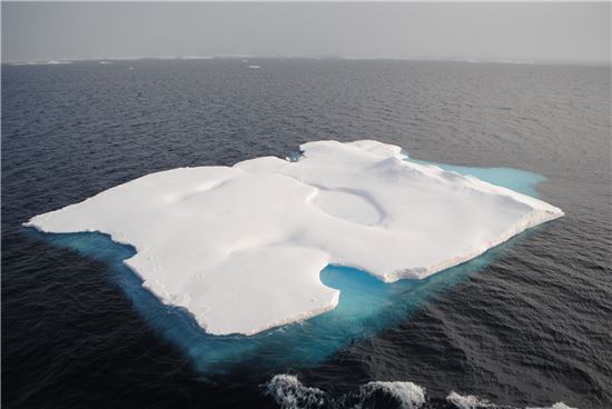 ▲해빙이 만든 북극해는 그 자체로 예술이다. 순백의 해빙은 차가운 아름다움을 던져준다.