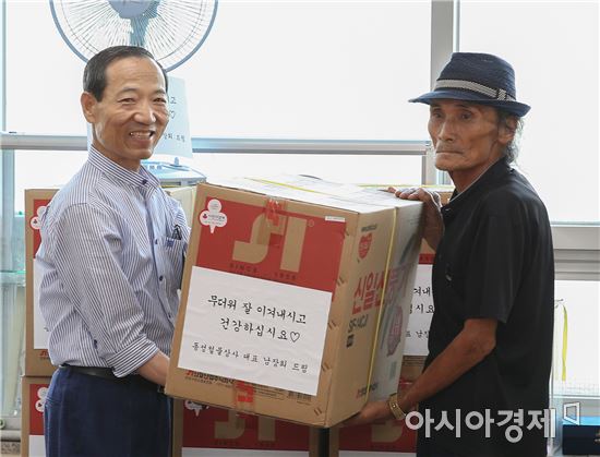 [포토]동성철물 남장희 대표, 취약계증에 선풍기 전달 