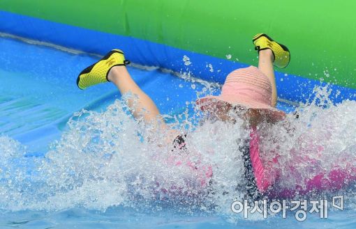 [포토]물 속으로 풍덩 