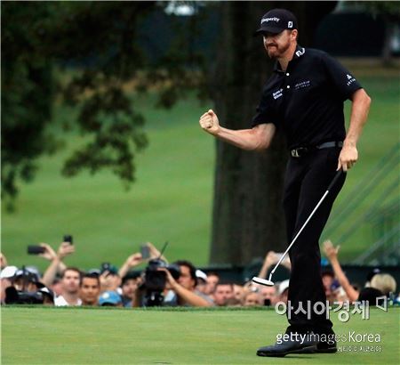 지미 워커가 98번째 PGA챔피언십 최종일 18번홀에서 '우승 파'를 잡아낸 뒤 환호하고 있다. 스프링필드(美 뉴저지주)=Getty images/멀티비츠 
