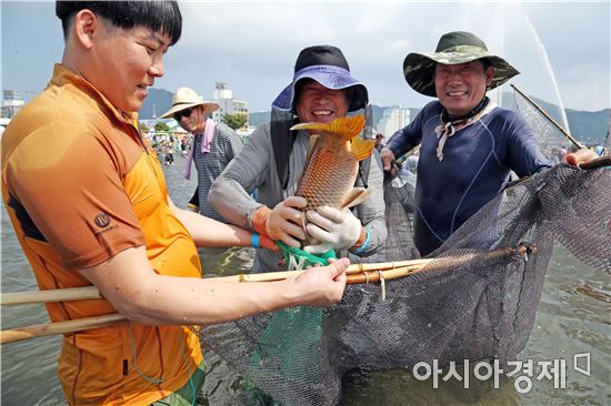 “무더위는 쫓고, 물고기는 잡고” 장흥 물축제