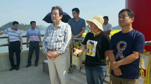 민생투어 출발지인 진도군 팽목항에서 희생자를 추모하고 있는 김무성 새누리당 전 대표. 연합뉴스 