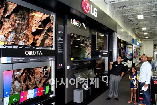  2일 미국 뉴저지 베스트바이매장을 찾은 고객들이 베스트바이직원에게 LG 올레드 TV의 화질에 대한 설명을 듣고 있다.(제공=LG전자)
 