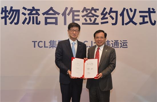 박근태 CJ대한통운 대표(사진 왼쪽)와 리둥셩 TCL그룹 회장이 물류합작사 설립 체결식 후 기념촬영을 하고 있다.