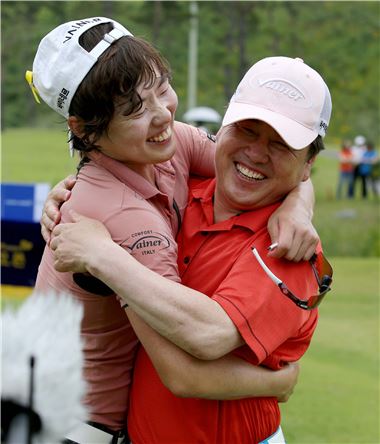 김우현(왼쪽)이 2014년 송학건설오픈 우승 당시 아버지를 끌어 안고 환호하는 모습. 사진=KGT
