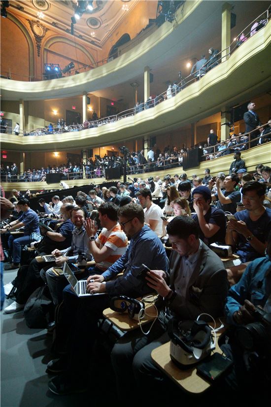 삼성전자는 2일(현지시간) 미국 뉴욕 해머스타인볼룸에서 '삼성 갤럭시 언팩' 행사를 열고 갤럭시노트7을 공개했다. 이날 행사에는  글로벌 미디어와 파트너 등 1000여 명이 참석했다. 