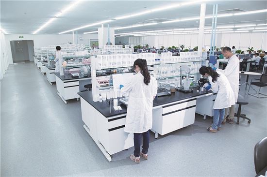아모레퍼시픽은 상하이 뷰티사업장 내 연구혁신(R&I) 센터를 중심으로 중국시장과 고객에 대한 연구 역량을 키우고 있다.
