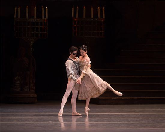 '로미오와 줄리엣' 1막 무도회 장면, 알렉산드라 페리와 에르만 코르네호 (사진=Rosalie O'Connor ABT)