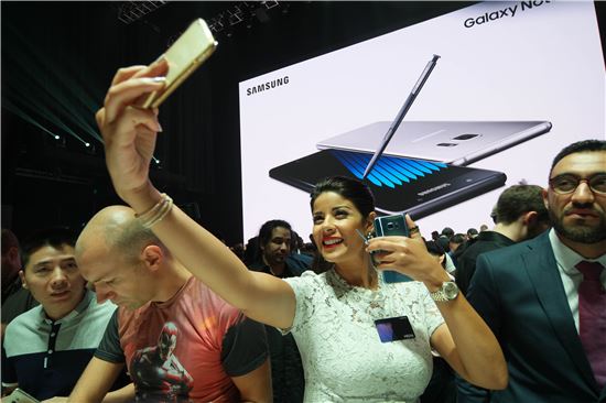 한 여성이 삼성전자 갤럭시노트7의 언팩 행사에서 갤럭시노트7로 사진을 찍고 있다(출처=삼성전자)