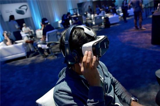 미래부, 가상현실(VR) 알리기 나서…"VR로 관광, 게임, 전시 체험 한다"
