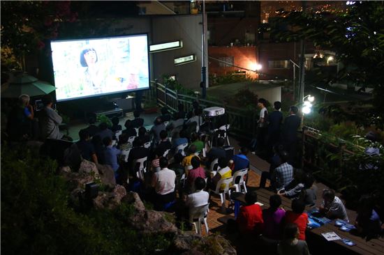 르노삼성, 문화소외계층 위해 부산 산복도로 '옥상달빛극장' 후원