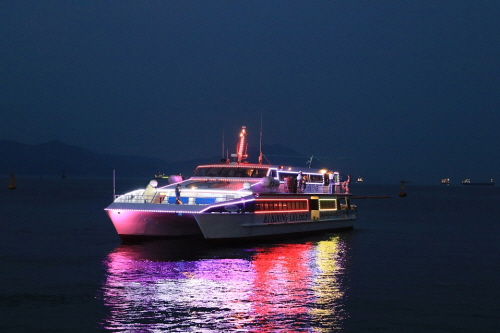 전남 여수의 국동유람선과 오동도유람선이 ‘2016년 여수밤바다 불꽃축제’와 함께한다. 
