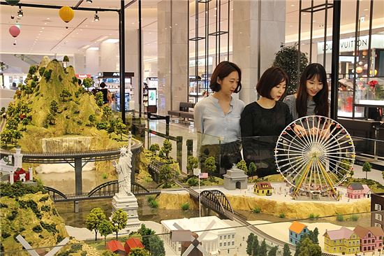 3일 고객들이 현대백화점 판교점 1층 열린광장에 전시된 '80일간의 세계일주'를 둘러보고 있다. 