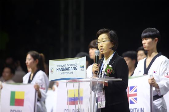 신연희 강남구청장이 3일 세계태권도 한마당에 참석, 축사를 하고 있다. 