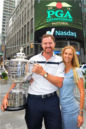 'PGA챔피언십 챔프' 지미 워커와 아내 에린이 뉴욕 타임스 스퀘어 앞에서 우승 트로피를 들고 포즈를 취하고 있다.