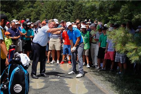 조던 스피스가 PGA챔피언십 2라운드 7번홀 경기 도중 카트도로에서 드롭을 한 뒤 어드레스를 하고 있다. 사진=PGA투어