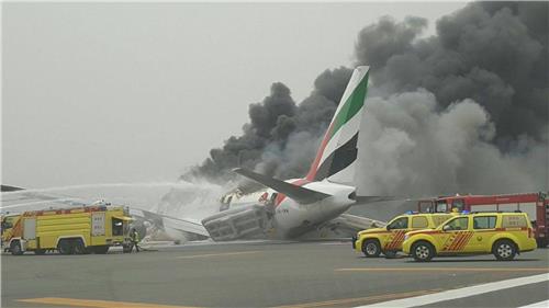 두바이공항서 여객기 동체착륙 후 폭발…소방관 1명 숨져