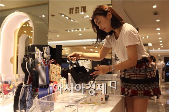 [백화점, 業의 개념이 바뀐다③]베테랑 바이어 "출장 횟수요? 기억나면 초짜죠"