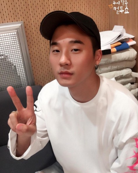 베이식, ‘컬투쇼’ 출연 인증샷 공개…"저 표정은 무슨 표정인고?"