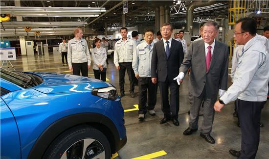 정몽구 현대차그룹 회장(오른쪽 두번째)이 현지 공장에서 생산된 투싼 차량의 품질을 점검하고 있다.