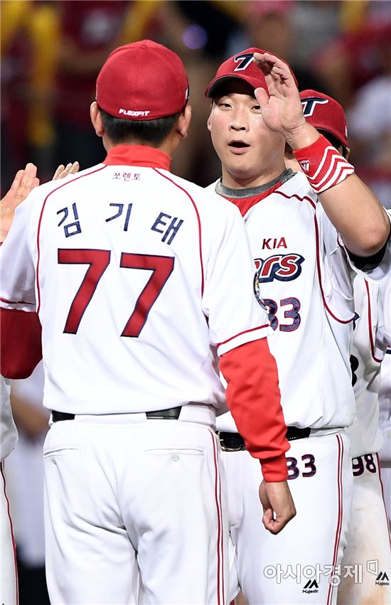 [포토]김주형, '결승 홈런으로 위닝시리즈 만들었어요'