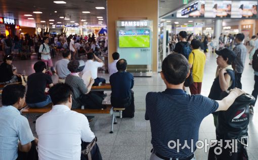 [포토]'발길 붙잡는 경기'