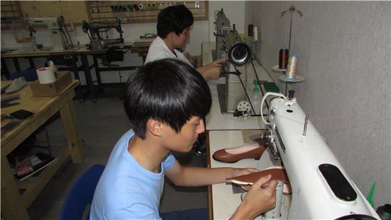 김태연(앞쪽)씨와 임영택씨가 재봉틀을 이용해 가피 작업을 하고 있다. (제공=서울시)