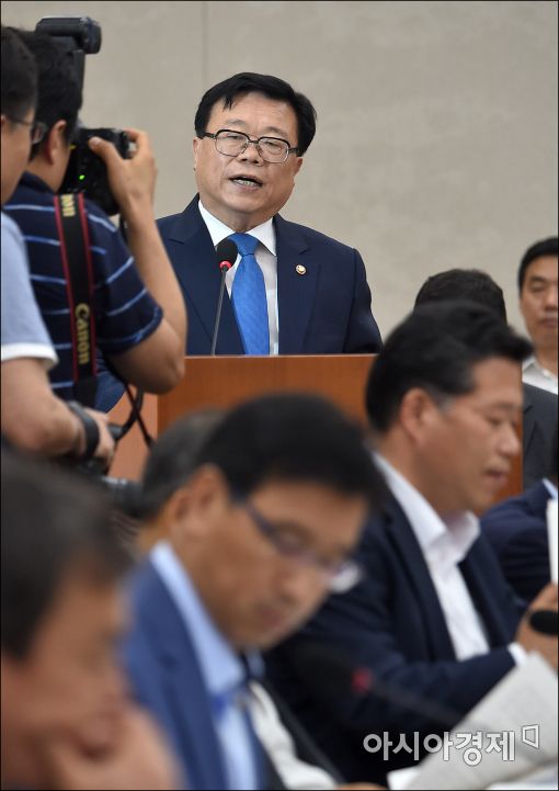 [포토]보고하는 이동필 장관