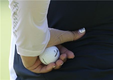 박인비의 테이핑한 왼손 엄지손가락. 사진=KLPGA