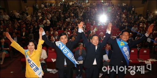 [포토]손 맞잡은 더민주 당대표 후보들