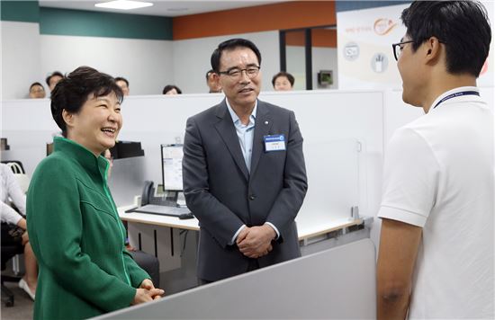 박근혜 대통령이 5일 오후 2시 서울 강남구에 위치한 신한은행 스마트워킹센터를 방문해 조용병 신한은행장(가운데)과 유연근무제로 근무하고 있는 신한은행 직원(오른쪽)과 함께 이야기를 나누고 있다. (사진 : 신한은행)