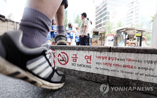 '담배 꺼달라' 요구한 아기 엄마 뺨 때린 남자, '쌍방폭행' 논란 