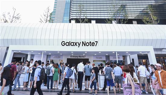 서울 삼성동 코엑스 몰에 마련된 행사장에서 '갤럭시 노트7'을 체험하는 사람들.