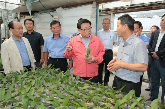 이동필 농림축산식품부 장관이 청탁금지법 시행으로 인한 피해가 우려되는 화훼 농가를 방문하고 피해 최소화 대책을 추진하겠다고 밝혔다.
