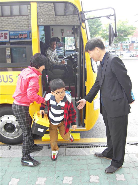 ▲용산초등학교 탑승보호자가 스쿨버스 안전 교육을 받고 있다. (제공=서울시)