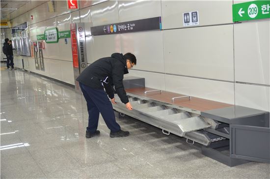 지하철 1~4호선 48개역 승객 의자 겸용 이동식 피난계단 설치