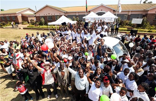 기아자동차는 지난달 30일부터 열흘간 아프리카 말라위에서 청소년 교육 및 지역 주민을 위한 임직원 봉사활동을 실시했다. 

