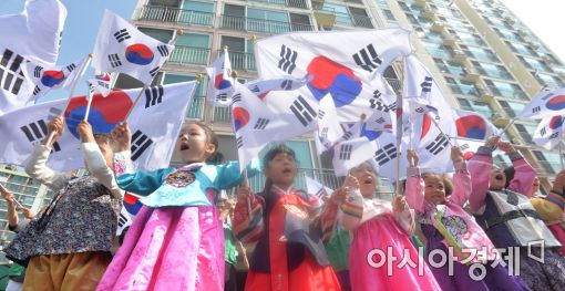 [포토]'한복 입고 태극기 흔들어요'