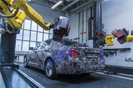 자유롭게 움직이는 로봇 팔이 센서를 이용해 차량에 대한 3D 입체영상 이미지 작업을 하고 있다.