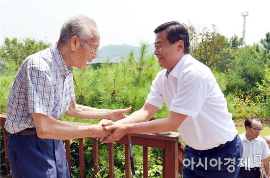 [포토]최영호 남구청장, 제71주년 광복절 기념 독립유공자 위문