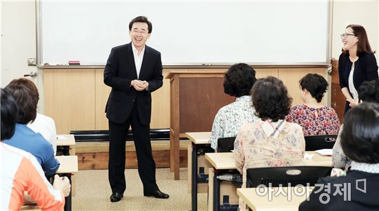 [포토]김성환 광주시 동구청장, 조선대학교노인복지센터 방문